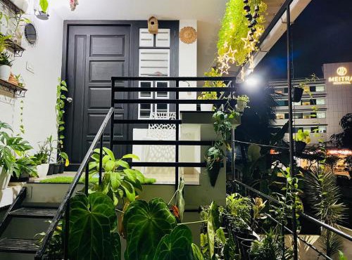 Garden view home stay for family near meitra hospital