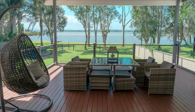Getaway Lakefront Environmental House on Lake Macquarie with Water View