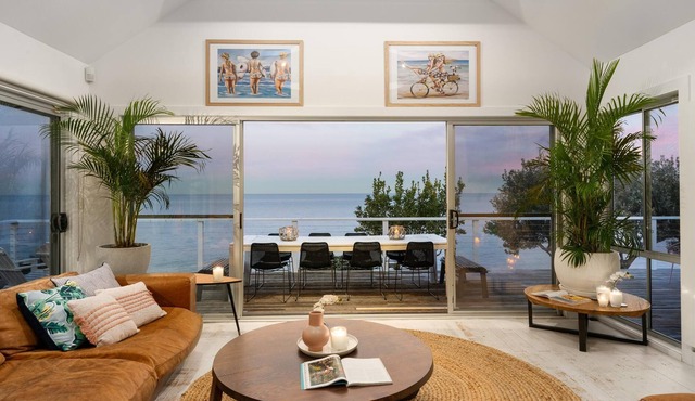 Getawayz NSW - “The White House” - Amazing Oceanfront View in Austinmer Right By The Beach