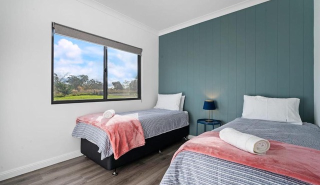 Glenowrie Cottage - 1 King 2 Singles - Farm Stay