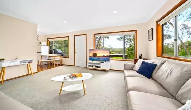 Godfrey's Cottage - Comfortable Home, 3 Bedroom, Deck, Reverse Cycle A/C, BBQ