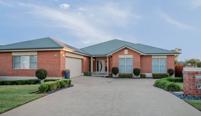 Golf Course Retreat – 4BR Family Home with Stunning Views