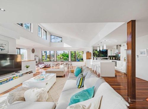 Grays at Denhams Luxury by the beach