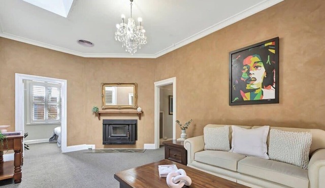 Heritage Charm on Hill | Tree-Lined Walk to Town