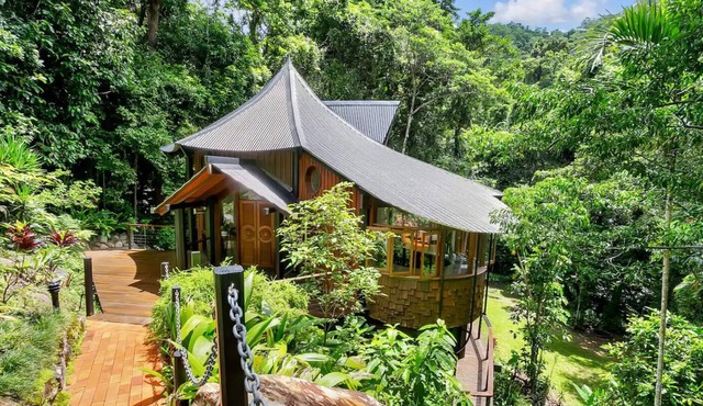 Hideaway Treehouse- A unique escape just 10mins from Cairns CBD