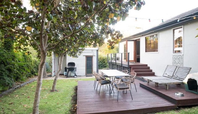 Higgins Hideaway - Central Cottage with Garden Oasis