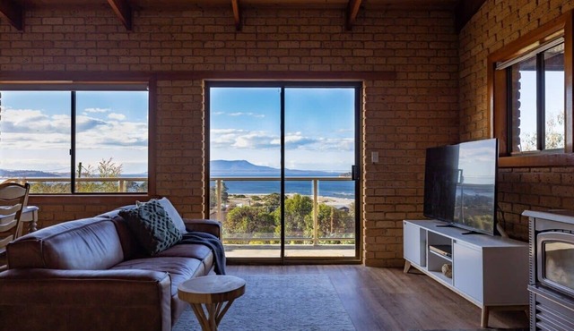 'Hillside Hideaway' - Charming Coastal Shack with Panoramic Views