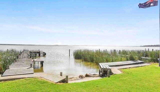 Hindmarsh Hideaway - Waterfront Pet-friendly Living with Private Jetty