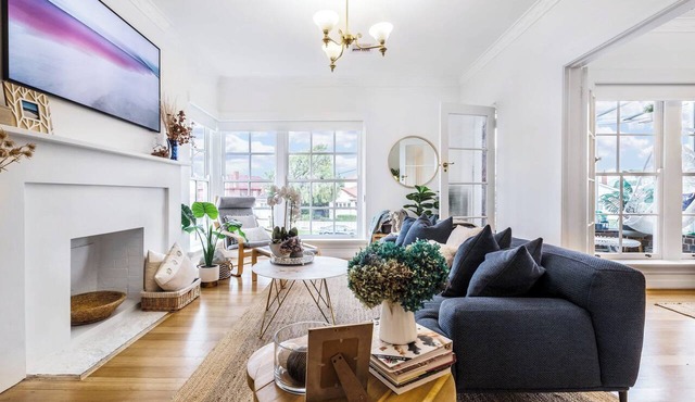 Historic beachfront apartment with bay views
