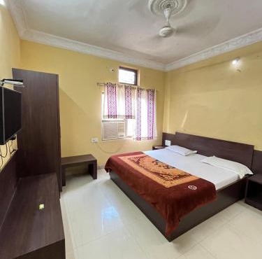 Hotel Gopi Vallabh 966o9o1oo6 150mtr from shreenathji temple only By SK