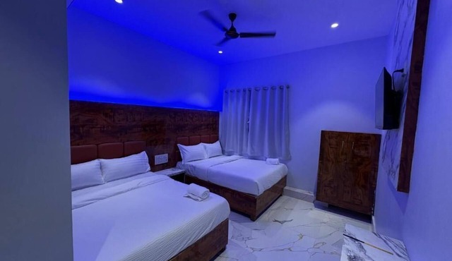 Hotel Midnight Lodging & Boarding