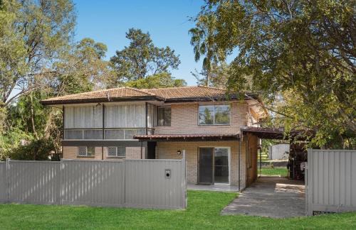 House with huge back yard and side access, 15 Beds