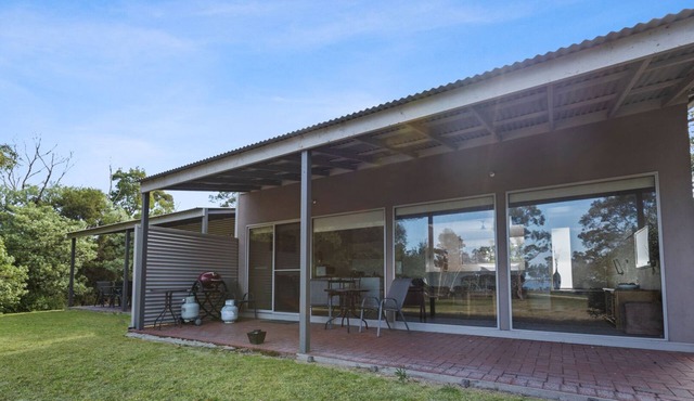 Huon - Waterfront Retreat: Secluded lodges perfect for nature lovers