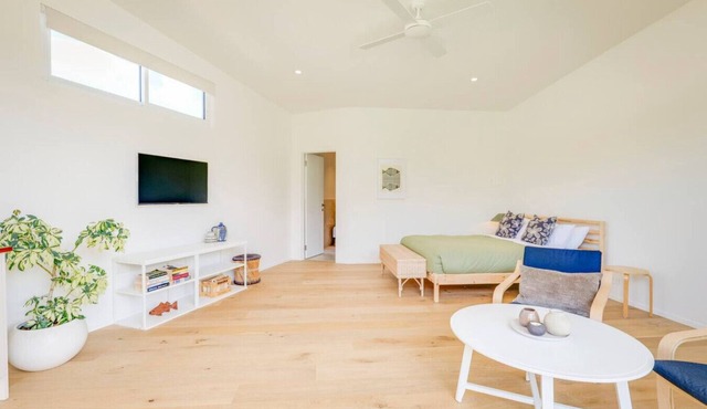 Ideally Located Modern Studio Apartment