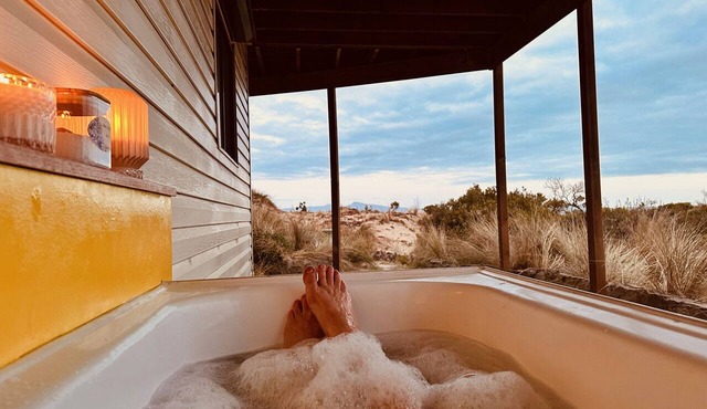 IdleWild - Secluded Absolute Beachfront Escape