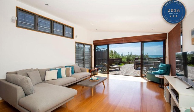 Illaroo Absolute Beachfront with Spa