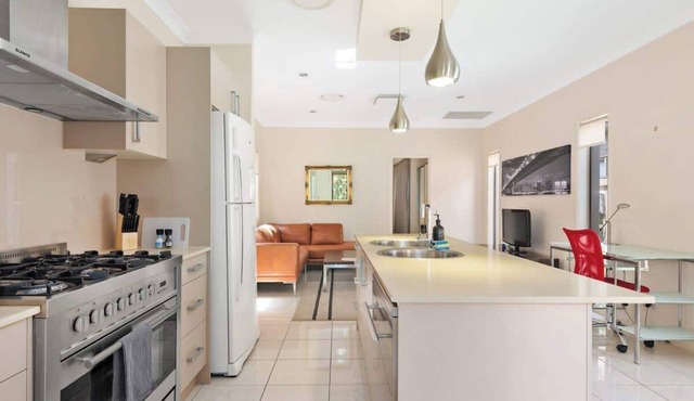 Impeccable Modern 1 Bedroom Apartment ~ Taringa
