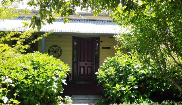 Indigo Cottage:Warm and cosy, open fire. Lockable bike storage and pet friendly.