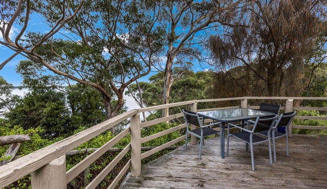 Jetty View - Rosella Cabin: Feel a sense of nature in this rural environment