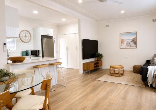 Lake Macquarie Getaway - 3BR - Deck - Games Room