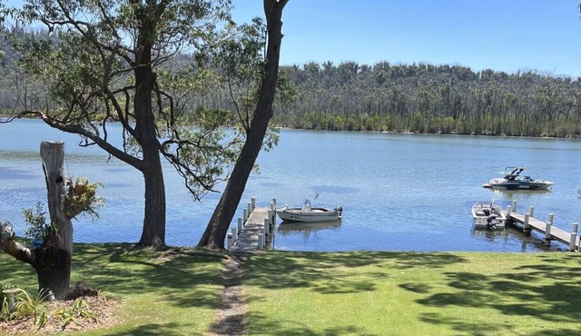 Lakefront location with private jetty