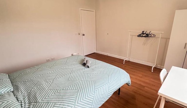 Large & Spacious Queen Room in Convenient Broadmeadows Location - CR6