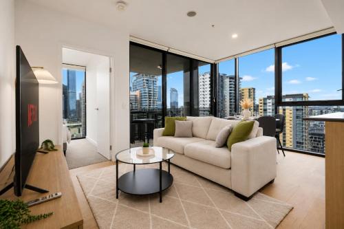 Level 22 Skyline Views with Sauna, Gym, Pool and Free Parking