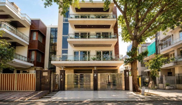 Lime Tree Luxurious 3BHK Serviced Apartment Near Medanta