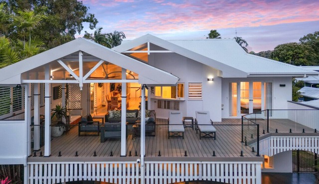 Luxe Beachfront Escape – Steps from Holloways Beach