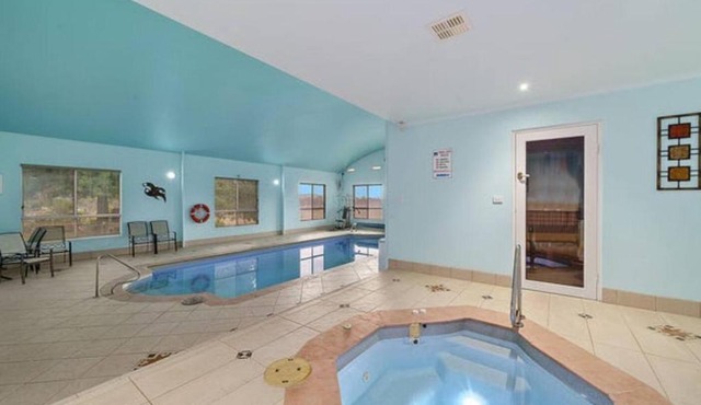 Luxe Buffalo River Retreat - Heated Pool, Spa.