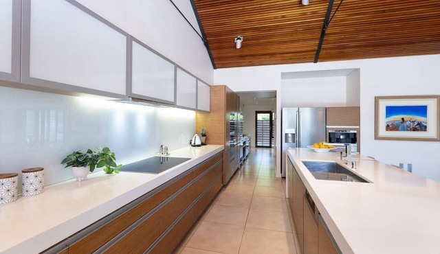 Luxurious Executive 6 Bedroom Family Home in Cable Beach
