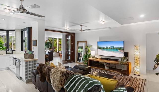 Luxury Beachfront Apartment with Direct Pool Access
