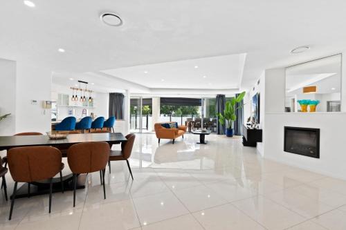 Luxury Mermaid Beach Pool 4 King Sleeps 10
