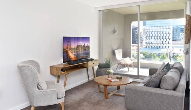 Luxury Overlooking Hindmarsh Sq with Pool & Gym