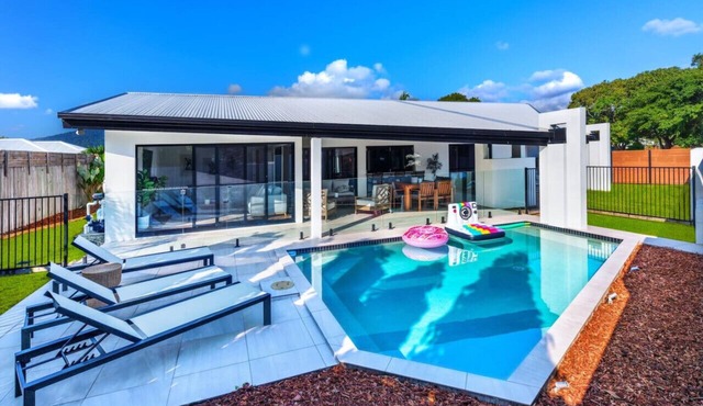 Luxury Sunny Oasis: Pool, SUV Hire, Near Marina
