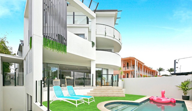 Luxury Villa 170m to the Beach with Internal Elevator