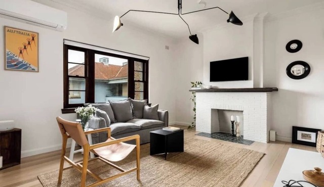 " ‘Lynton-Sur-Mer’ - Beachside Apt"