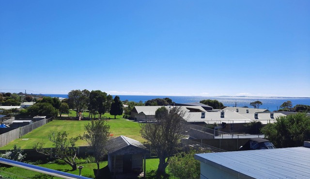 Magic home, magic views. Minutes walk to beaches, swimming, shops, restaurants