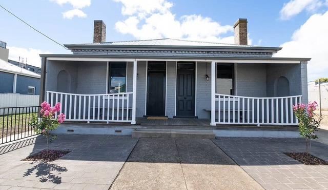 McNamara Lane - CBD, 7 Smart TVs, Sleeps 11