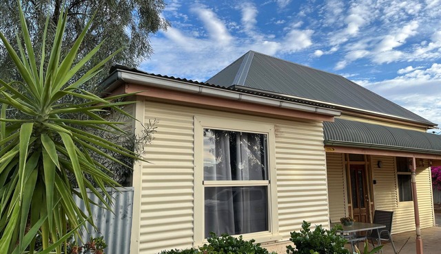 Miners Cottage 4-bedroom 5min from town Sleeps up to 8 adults and pet friendly