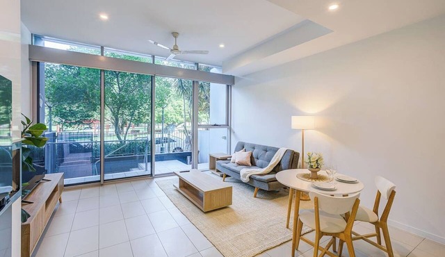 Modern 1BR Retreat - Pool, Gym, Parking - Walk to South Bank