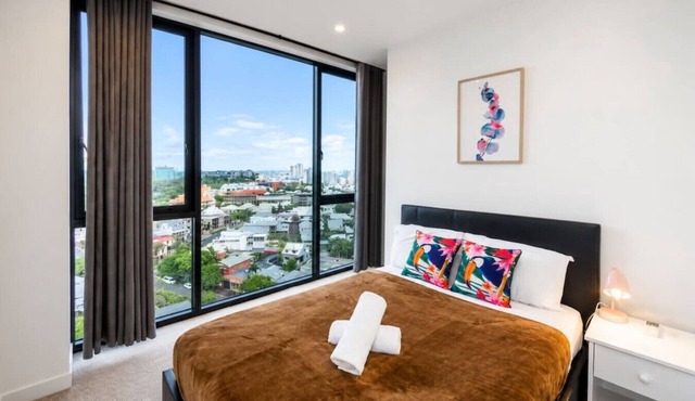 Modern 1BR Spring Hill w/Pool, Gym & Parking M14