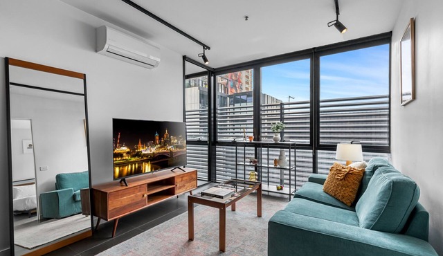 Modern 2-Bed Inner City Pad With Swimming Pool