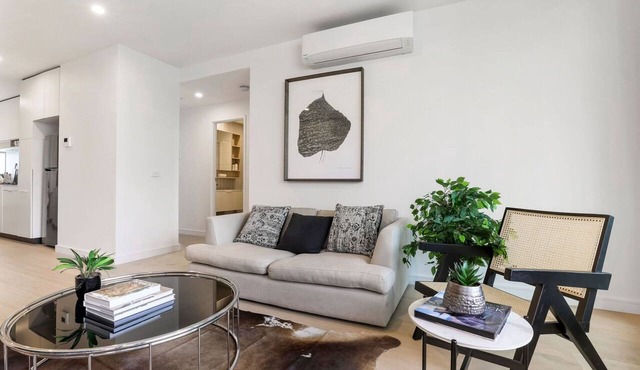 Modern 2-Bed Ivanhoe unit with Parking