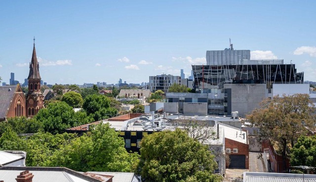 Modern 2B Apt with Views Near Swinburne University