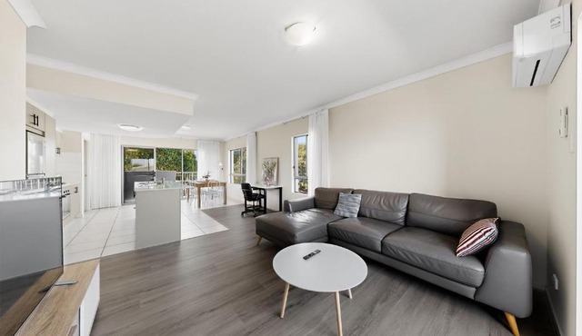 Modern 2BR Mango Hill Stay Close to Shops & Rail