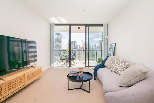 Modern Broadbeach 2BR Apartment - Pet Friendly