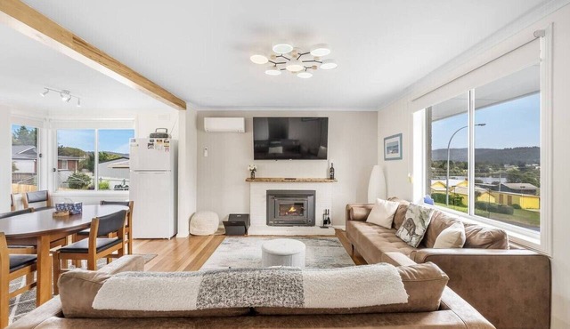 Modern Coastal Escape in Triabunna