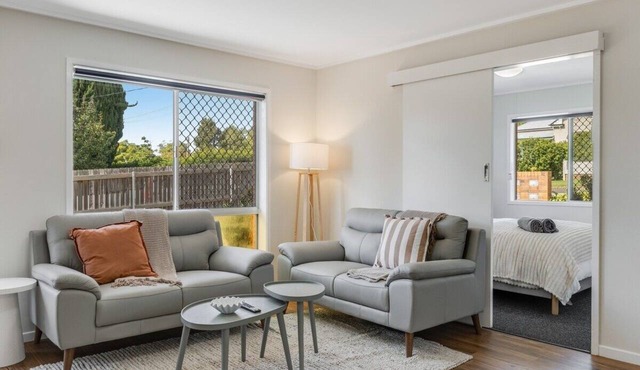 Modern Comfort in Quiet Neighbourhood!