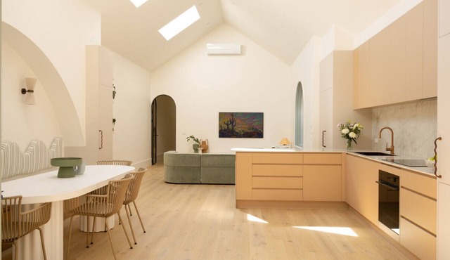 Modern Comfort with Parking St Kilda West